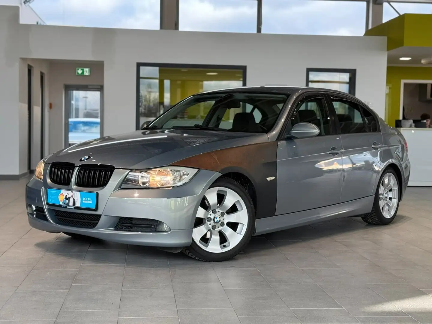 BMW 320 i Lim. SHZ, PDC, Klima, Radio, CD Grijs - 1