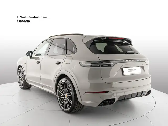 Porsche Cayenne view 3