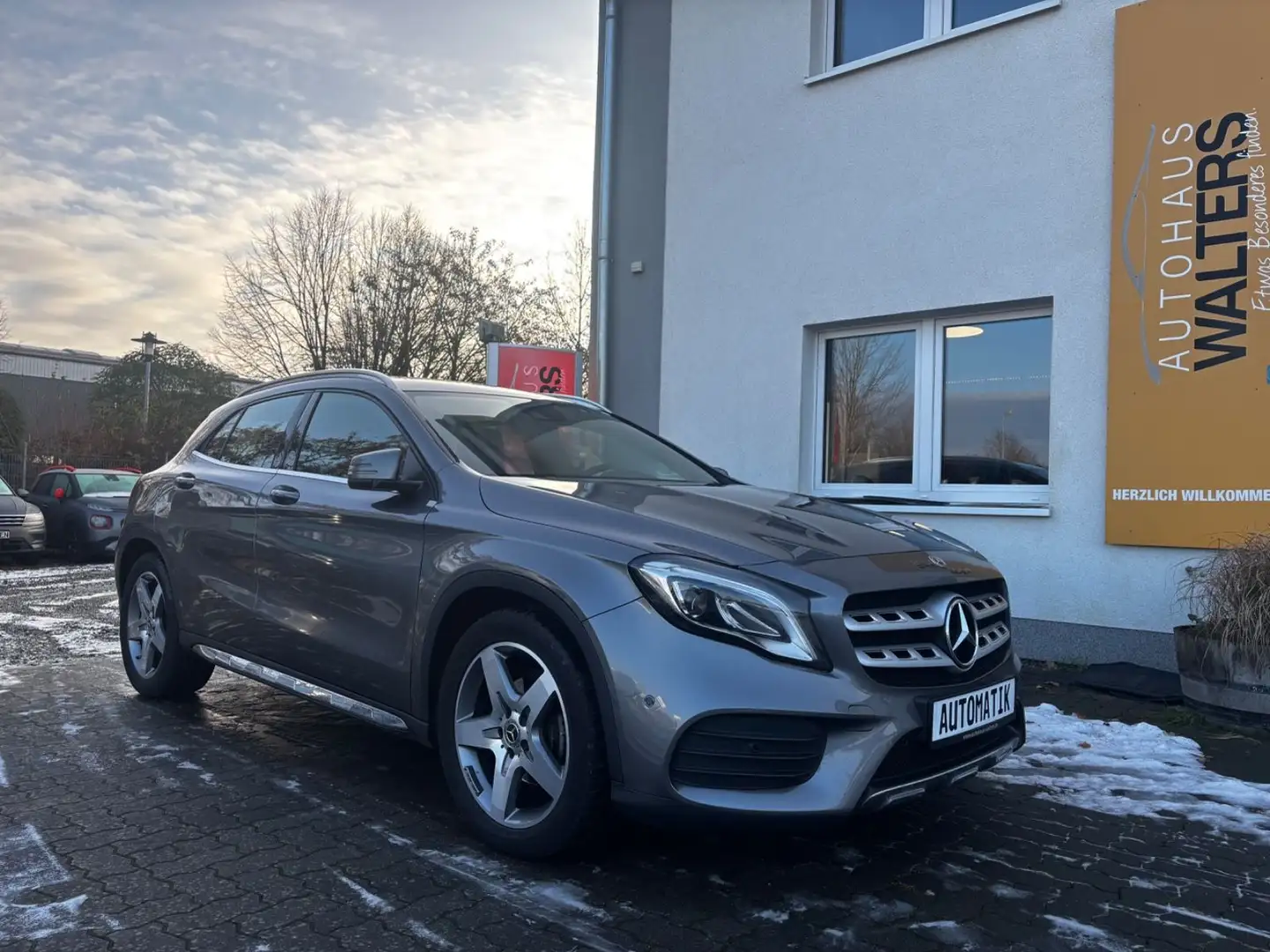 Mercedes-Benz GLA 200 =AMG Line-Navi-Leder= Grau - 1