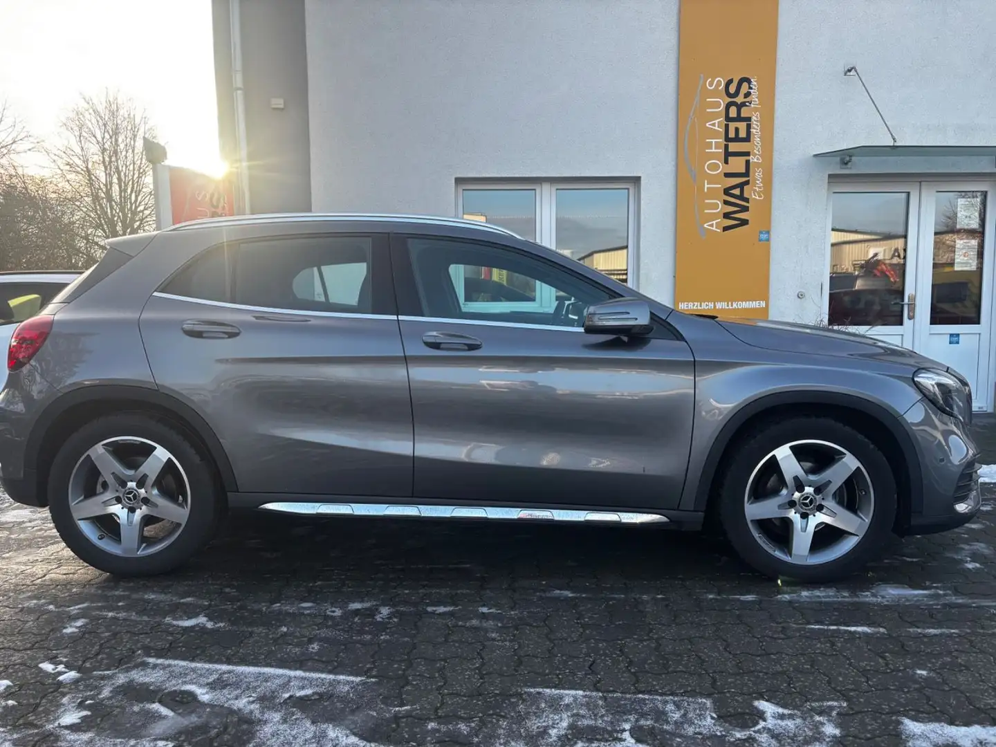 Mercedes-Benz GLA 200 =AMG Line-Navi-Leder= Grau - 2