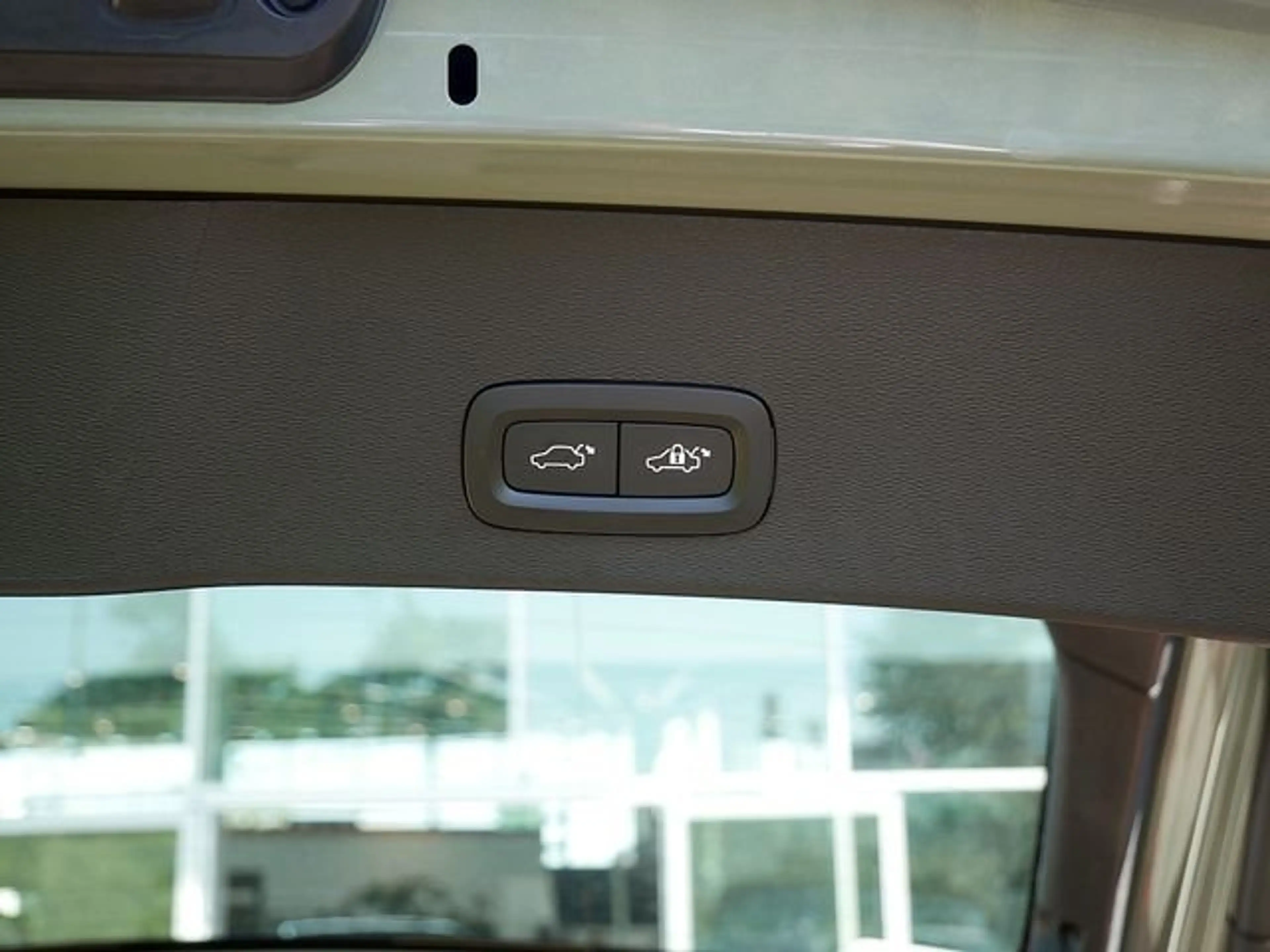 Volvo C40 Ultimate Recharge Pure Electric 2WD PANO — photo 12