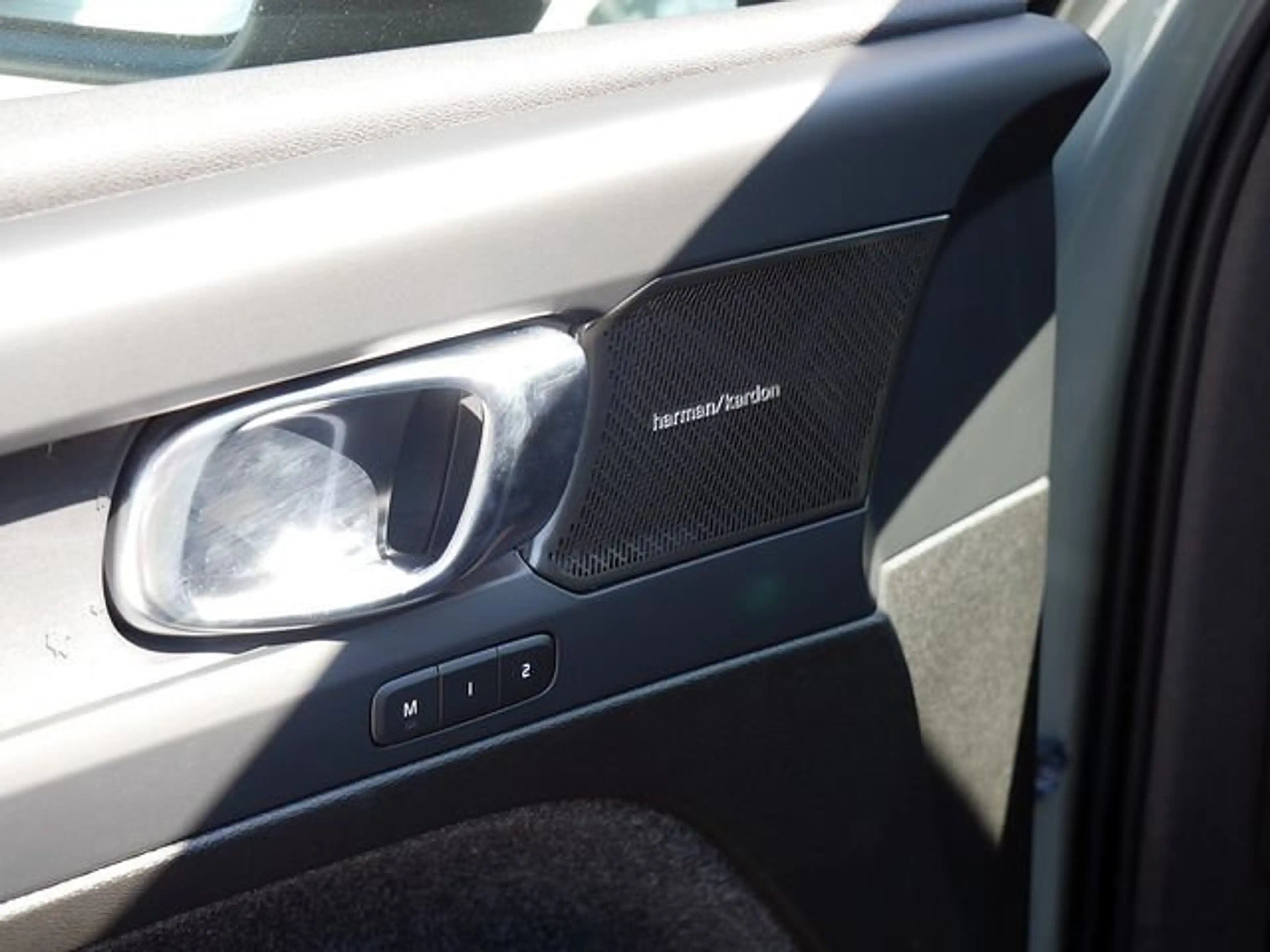 Volvo C40 Ultimate Recharge Pure Electric 2WD PANO — photo 14