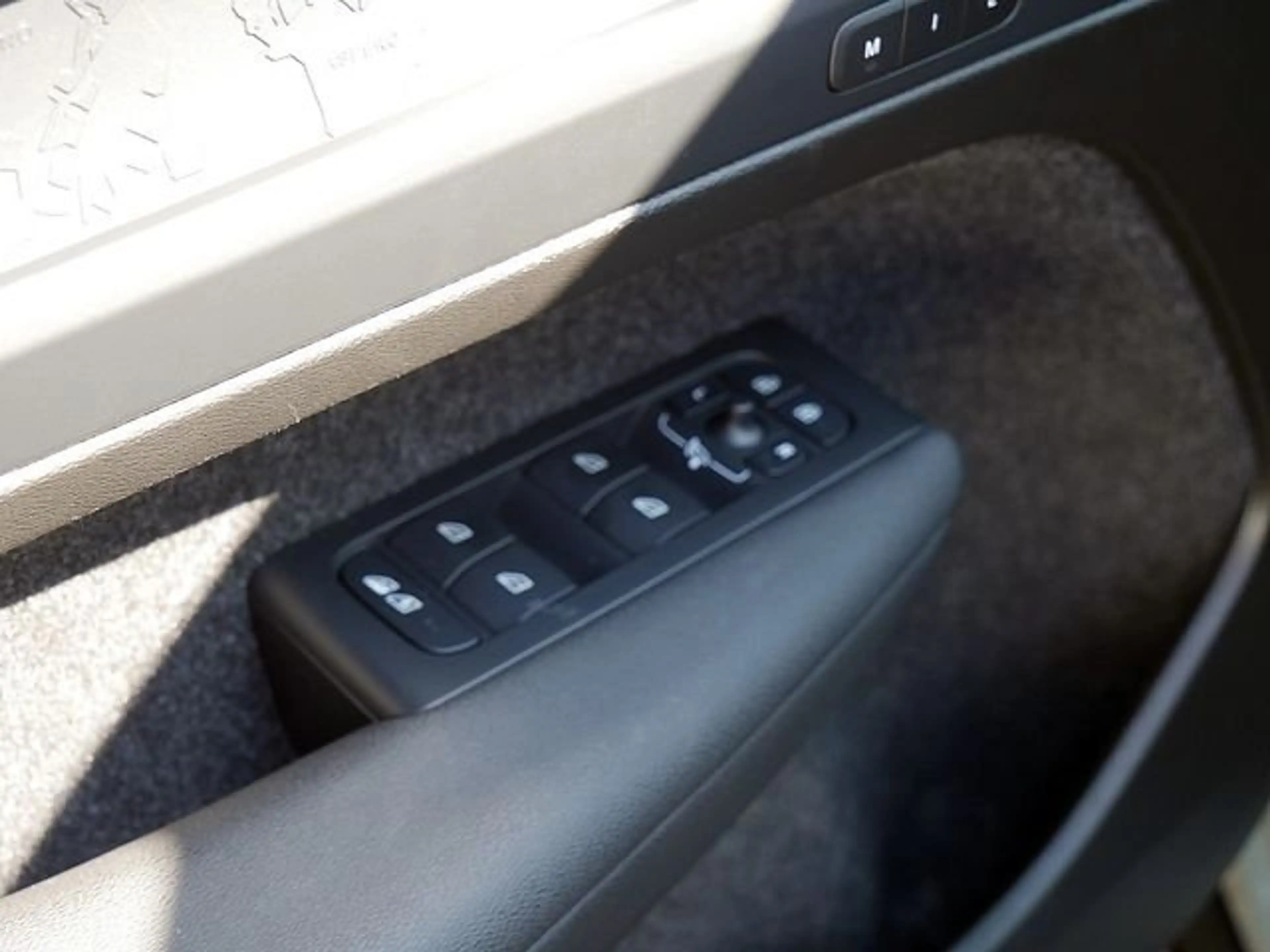 Volvo C40 Ultimate Recharge Pure Electric 2WD PANO — photo 15