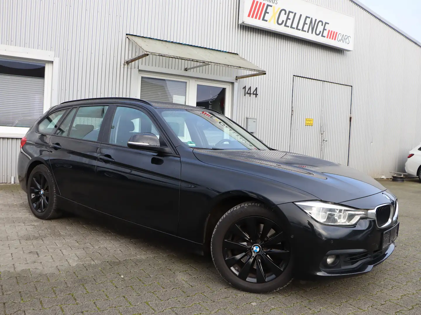 BMW 330 330d Touring xDrive Advantage / LED, HEAD-UP Noir - 2