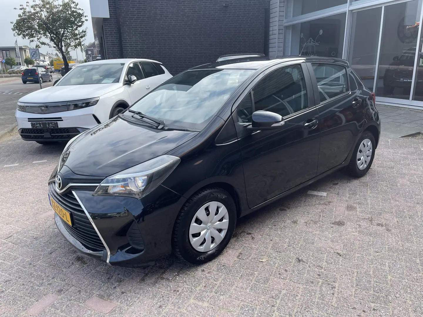 Toyota Yaris 1.0 VVT-i Aspiration 5-Drs Airco Schwarz - 2