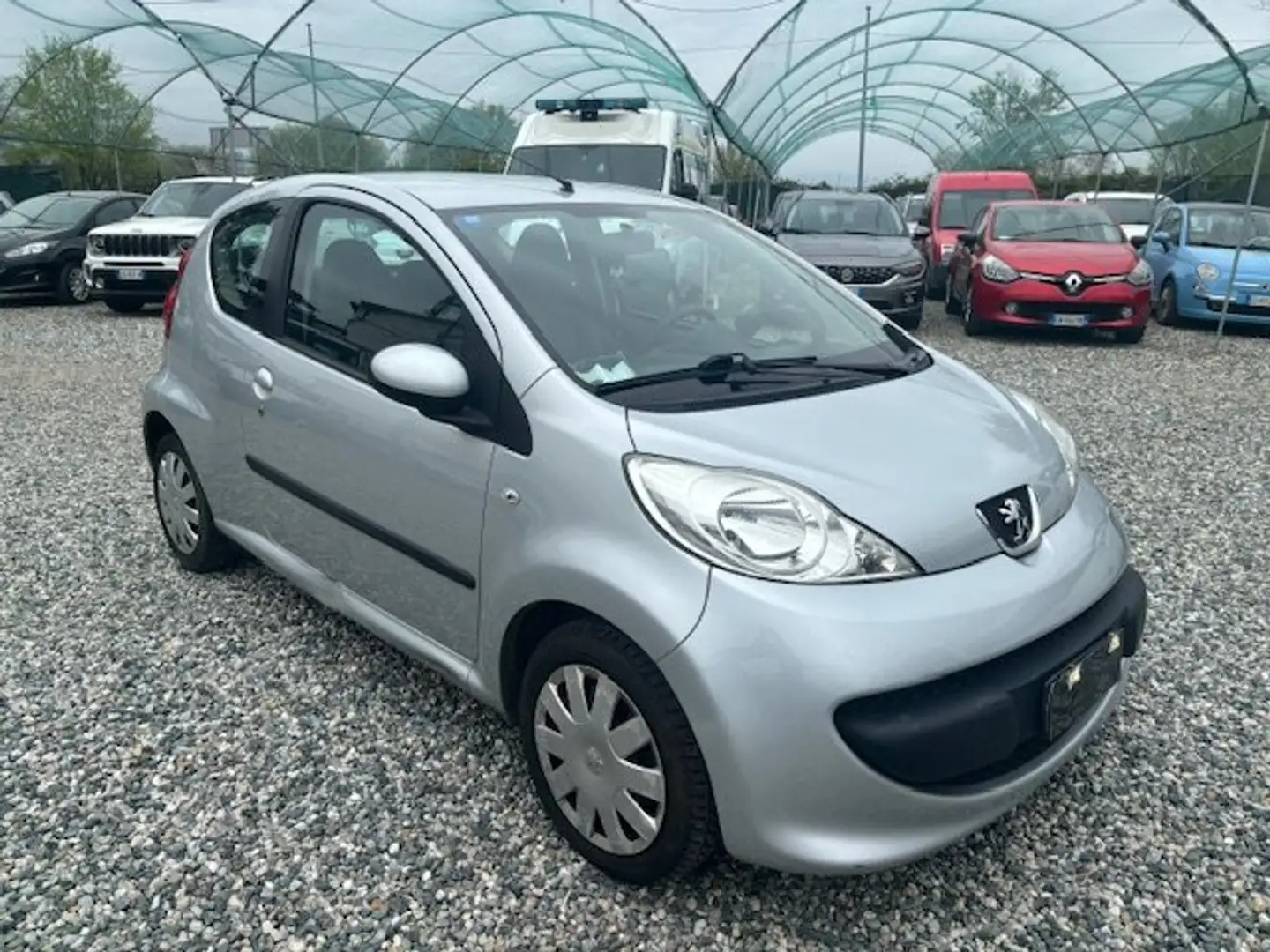 Peugeot 107 107 1.0 12v desir 3p FL Grau - 1