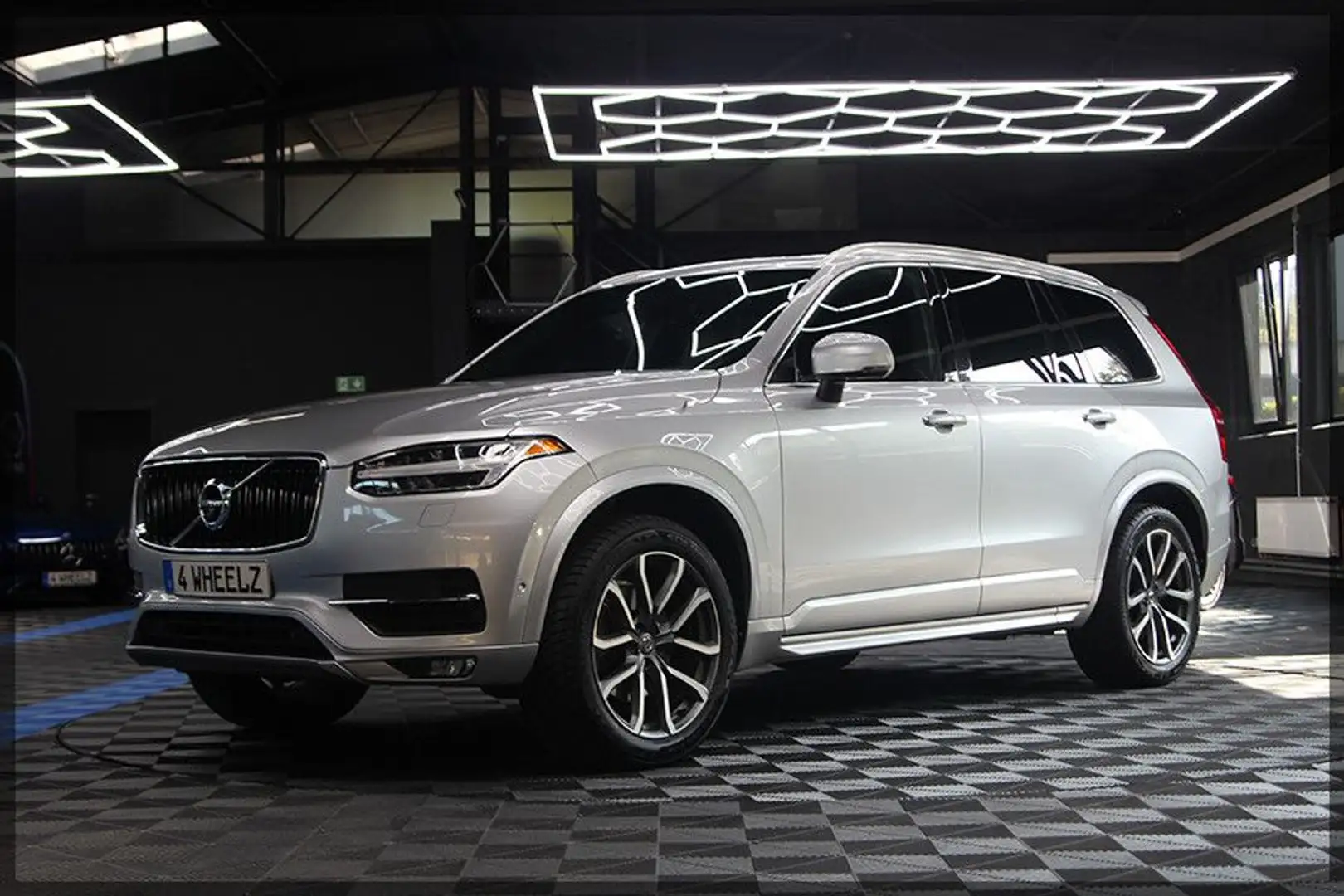 Volvo XC90 T6 Momentum NAVI / PANO / CAM Silber - 2