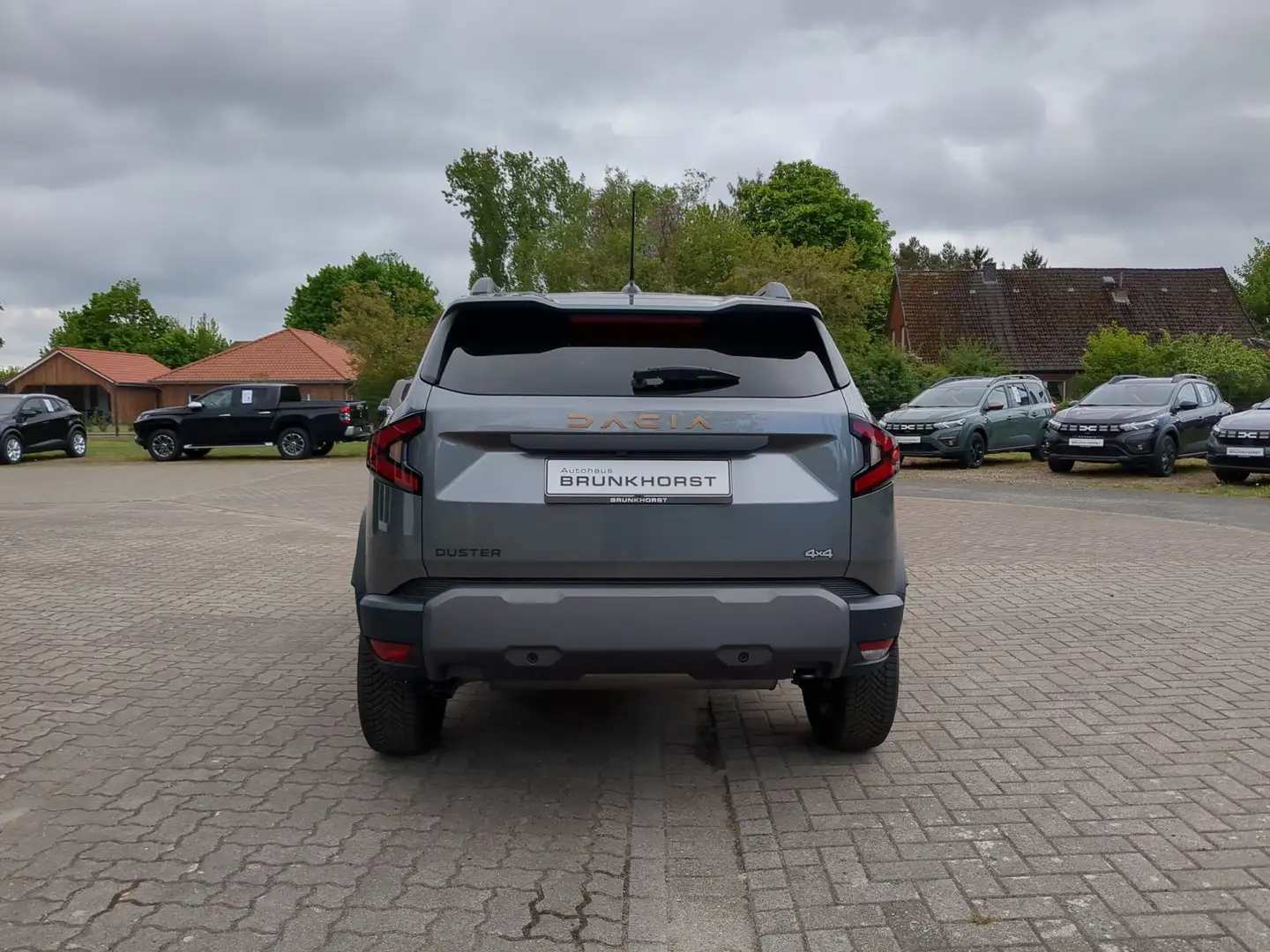 Dacia Duster TCe 130 4x4 Extreme City+Technik-Paket Grau - 2