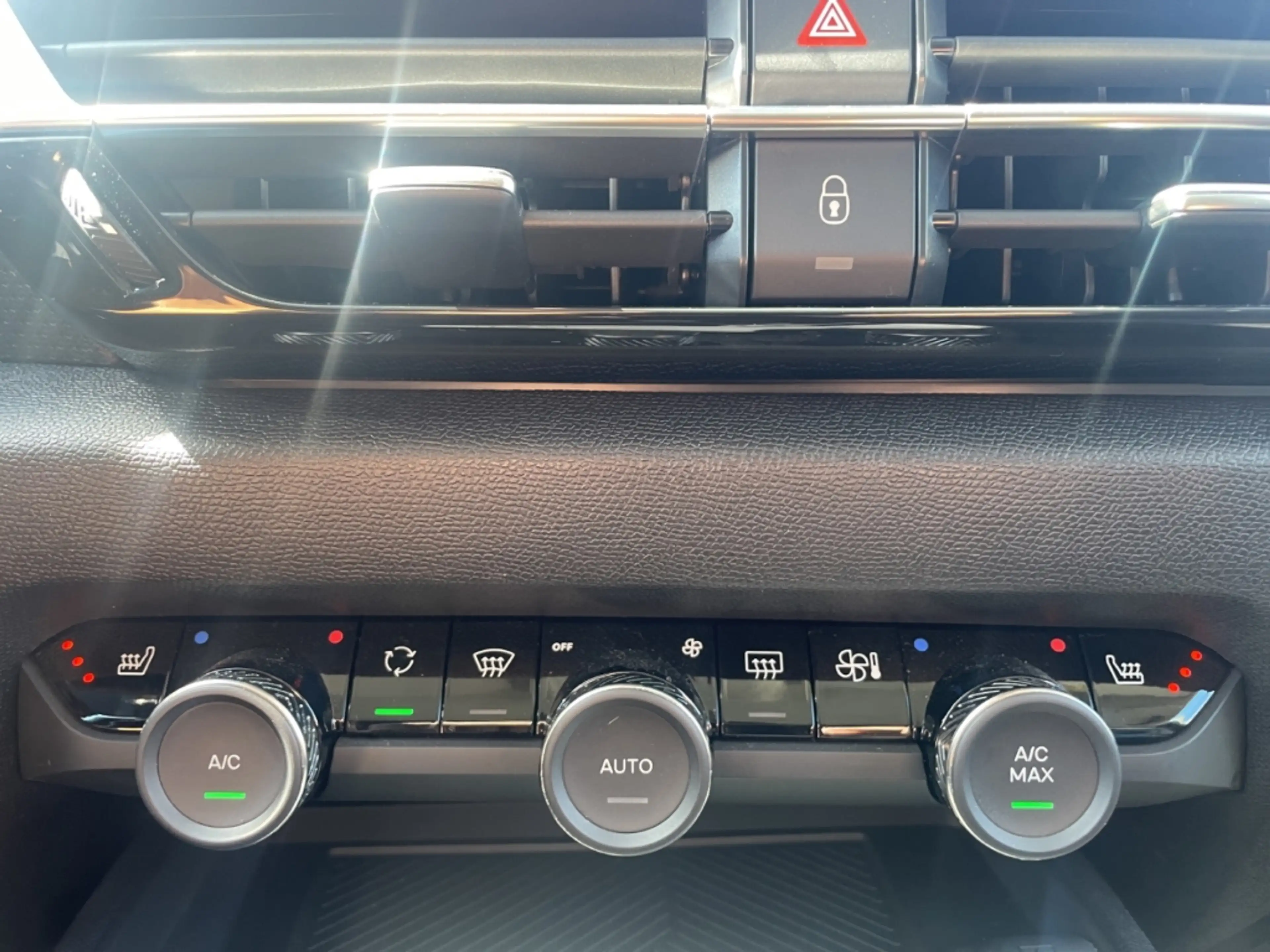 Citroen C4 PT 130 EAT8 Shine Navi 360 Kamera LED Apple CarPla — photo 17
