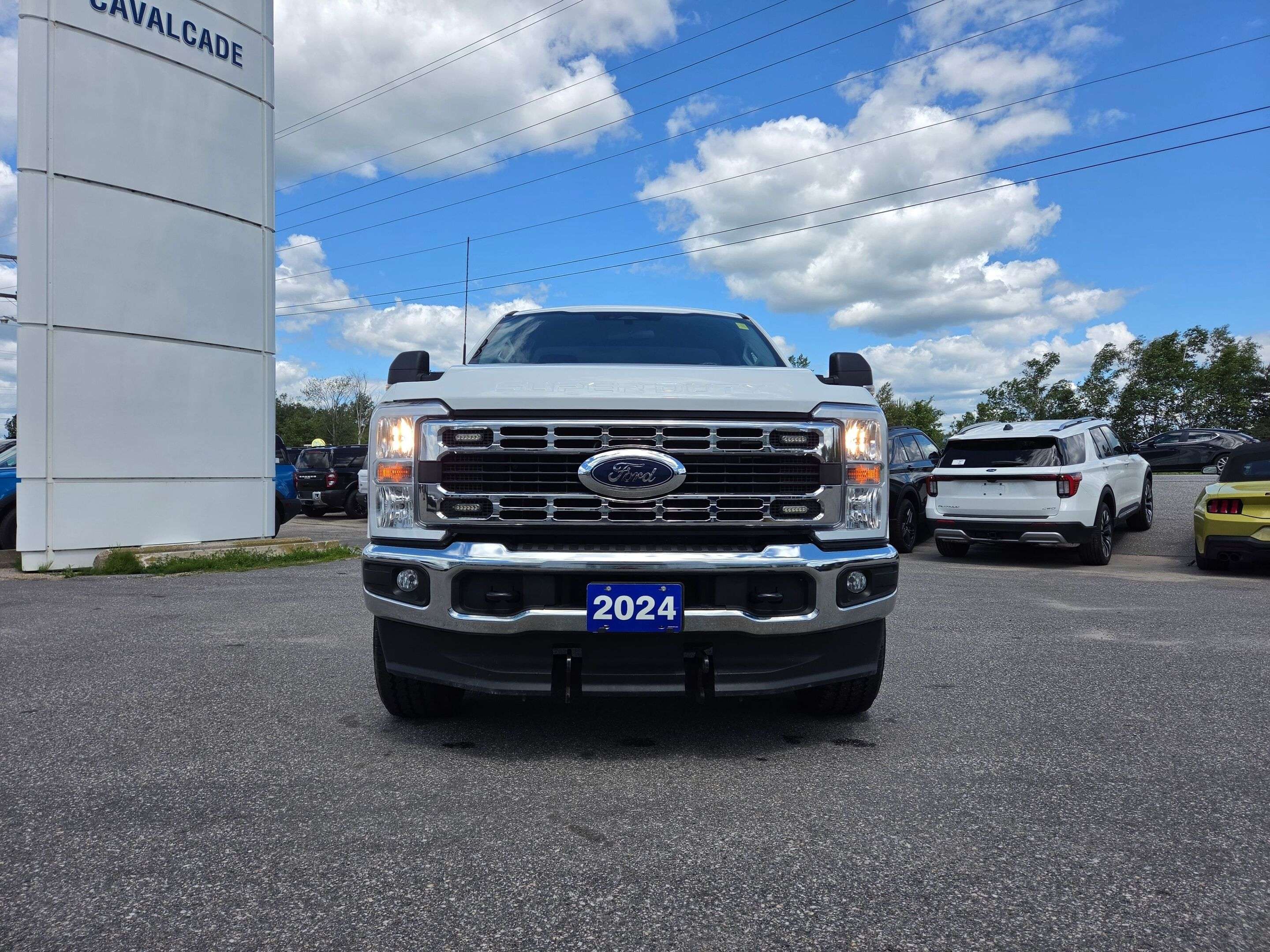 Oxford White 2024 Ford F-350 Super Duty Pickup Truck Four-Wheel Drive Automatic