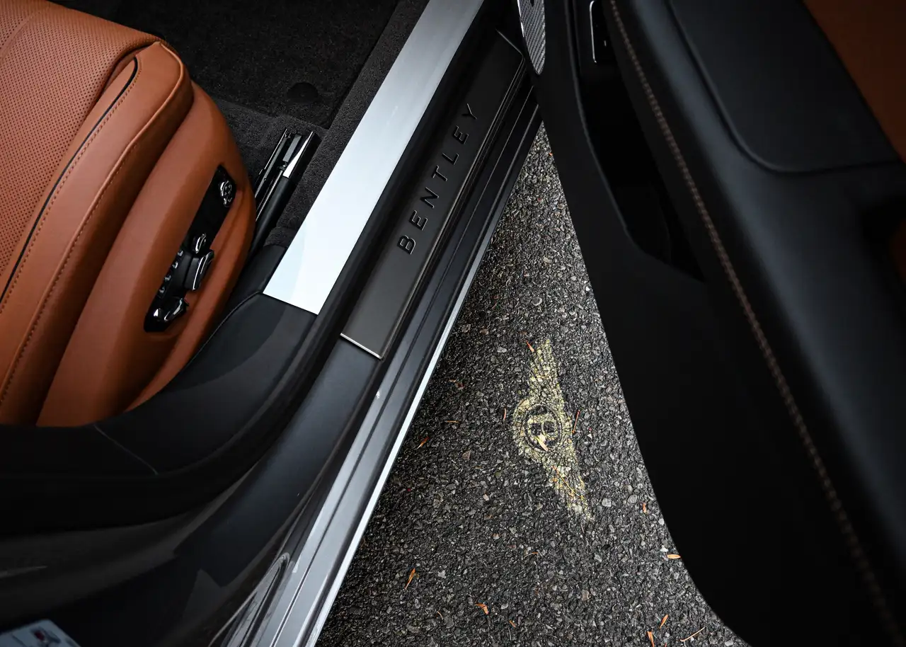 Bentley Flying Spur снимка Bentley Flying Spur