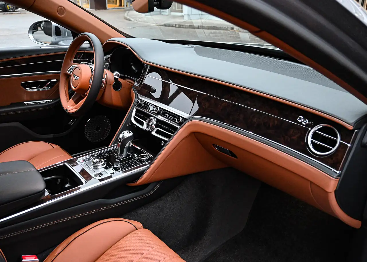 Bentley Flying Spur снимка Bentley Flying Spur
