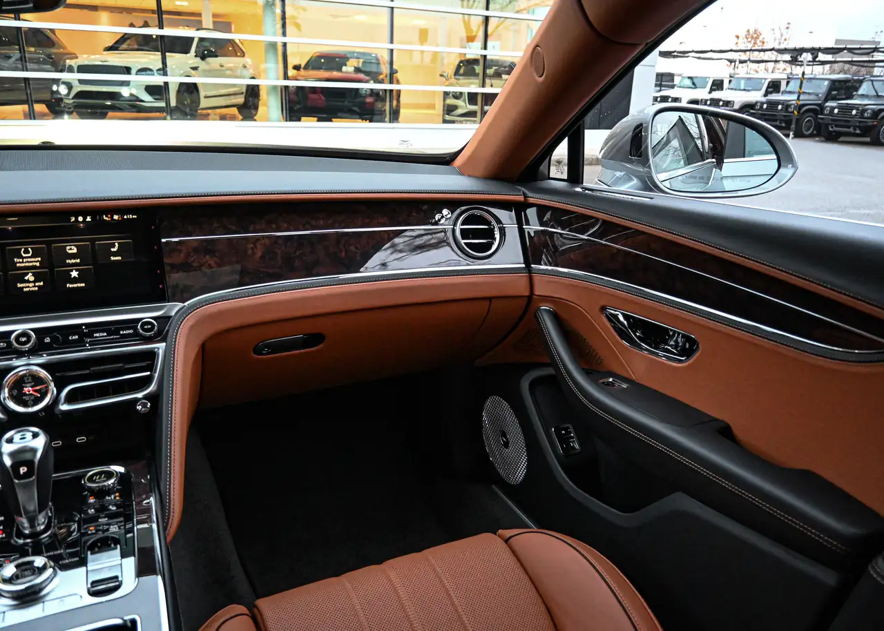 Bentley Flying Spur снимка Bentley Flying Spur