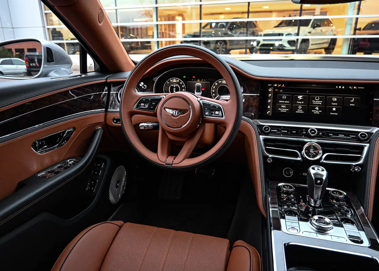Bentley Flying Spur снимка Bentley Flying Spur
