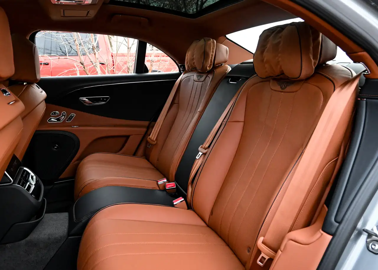 Bentley Flying Spur снимка Bentley Flying Spur