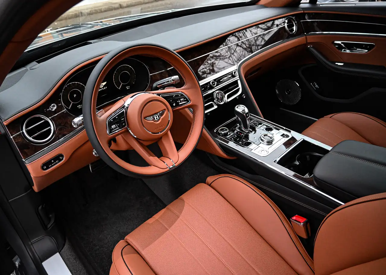 Bentley Flying Spur снимка Bentley Flying Spur