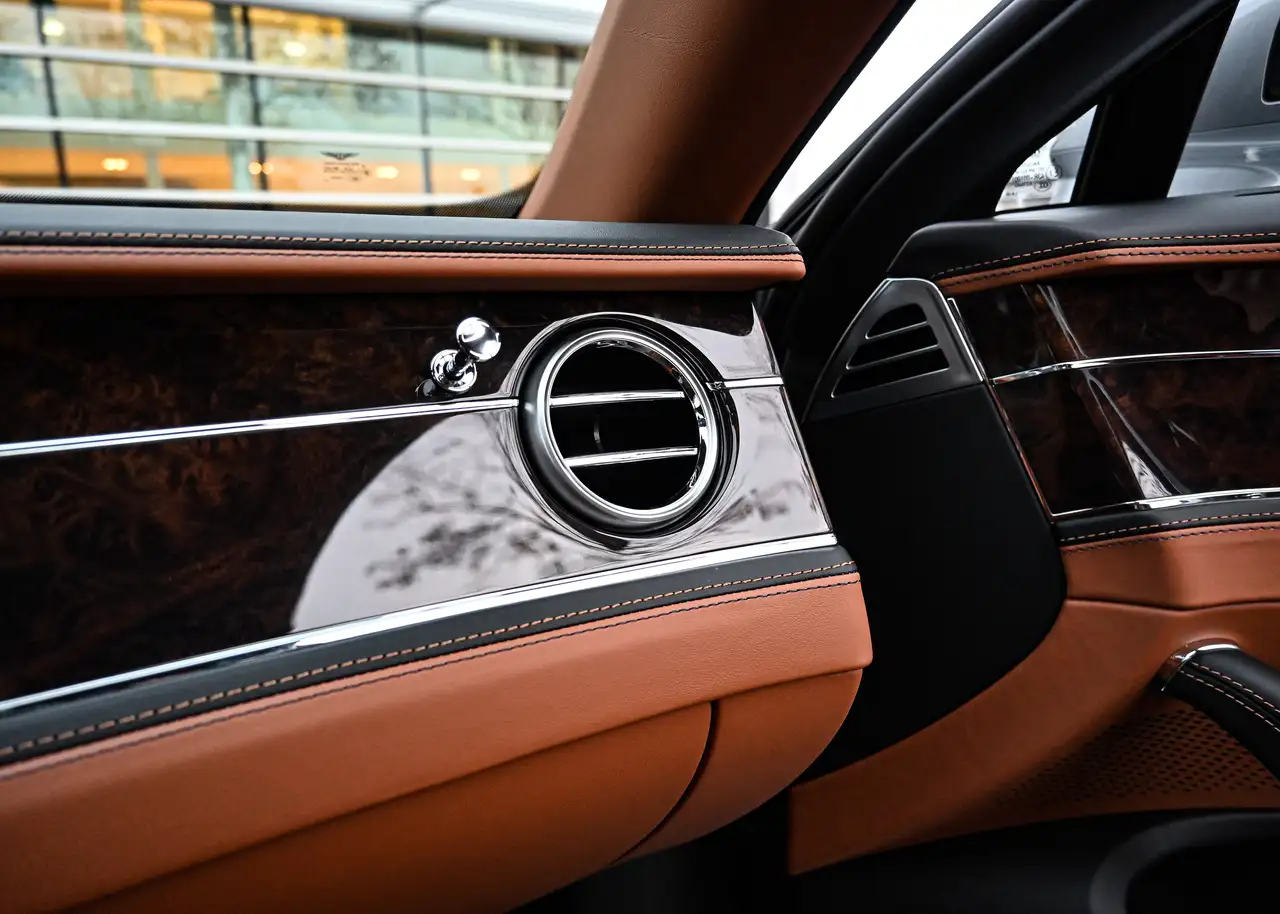 Bentley Flying Spur снимка Bentley Flying Spur