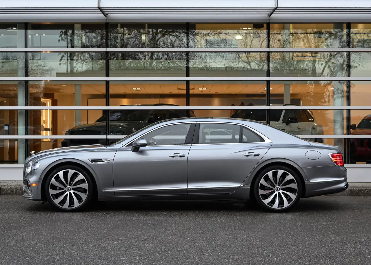 Bentley Flying Spur снимка Bentley Flying Spur