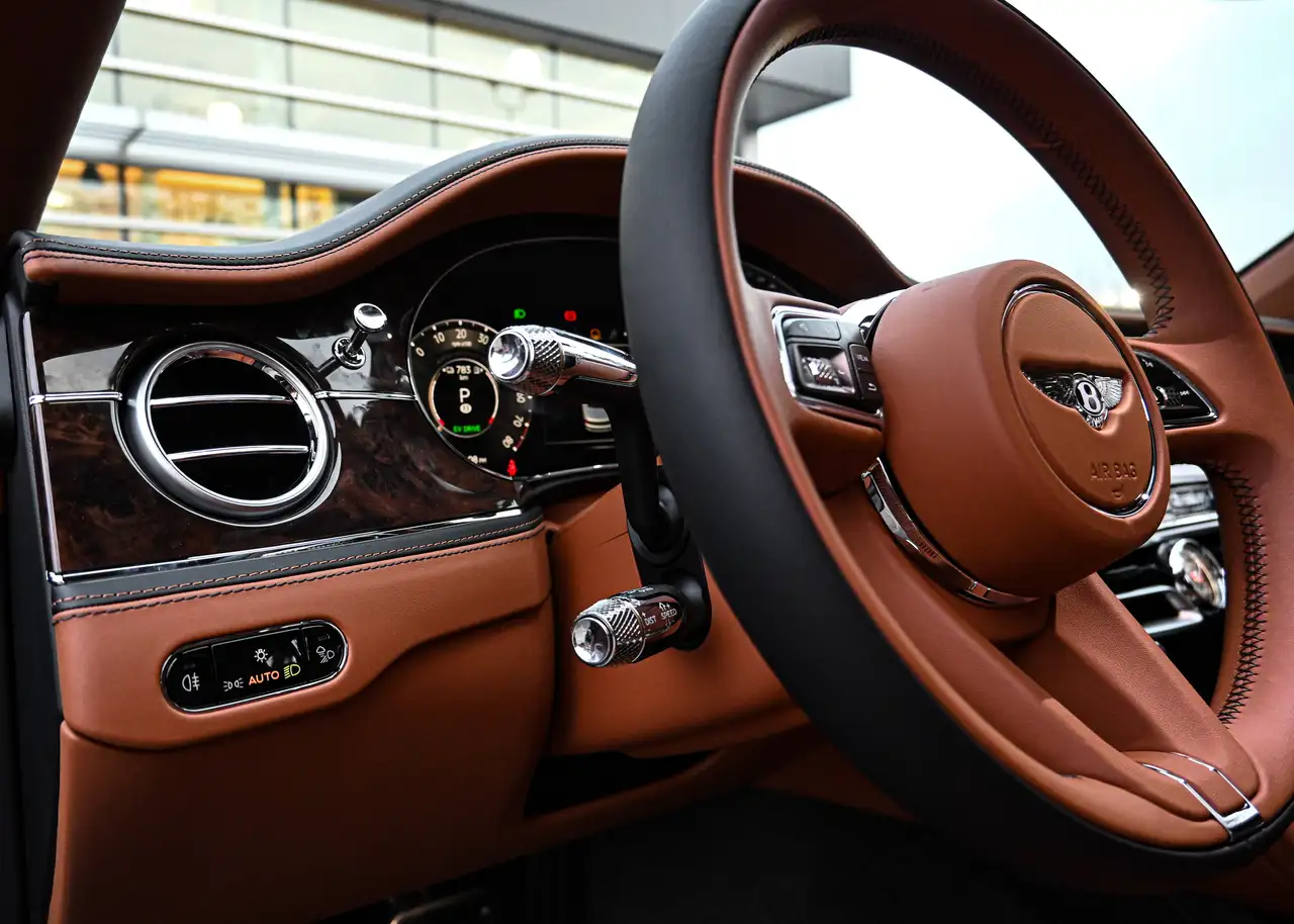Bentley Flying Spur снимка Bentley Flying Spur