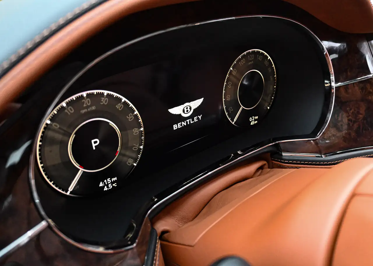 Bentley Flying Spur снимка Bentley Flying Spur