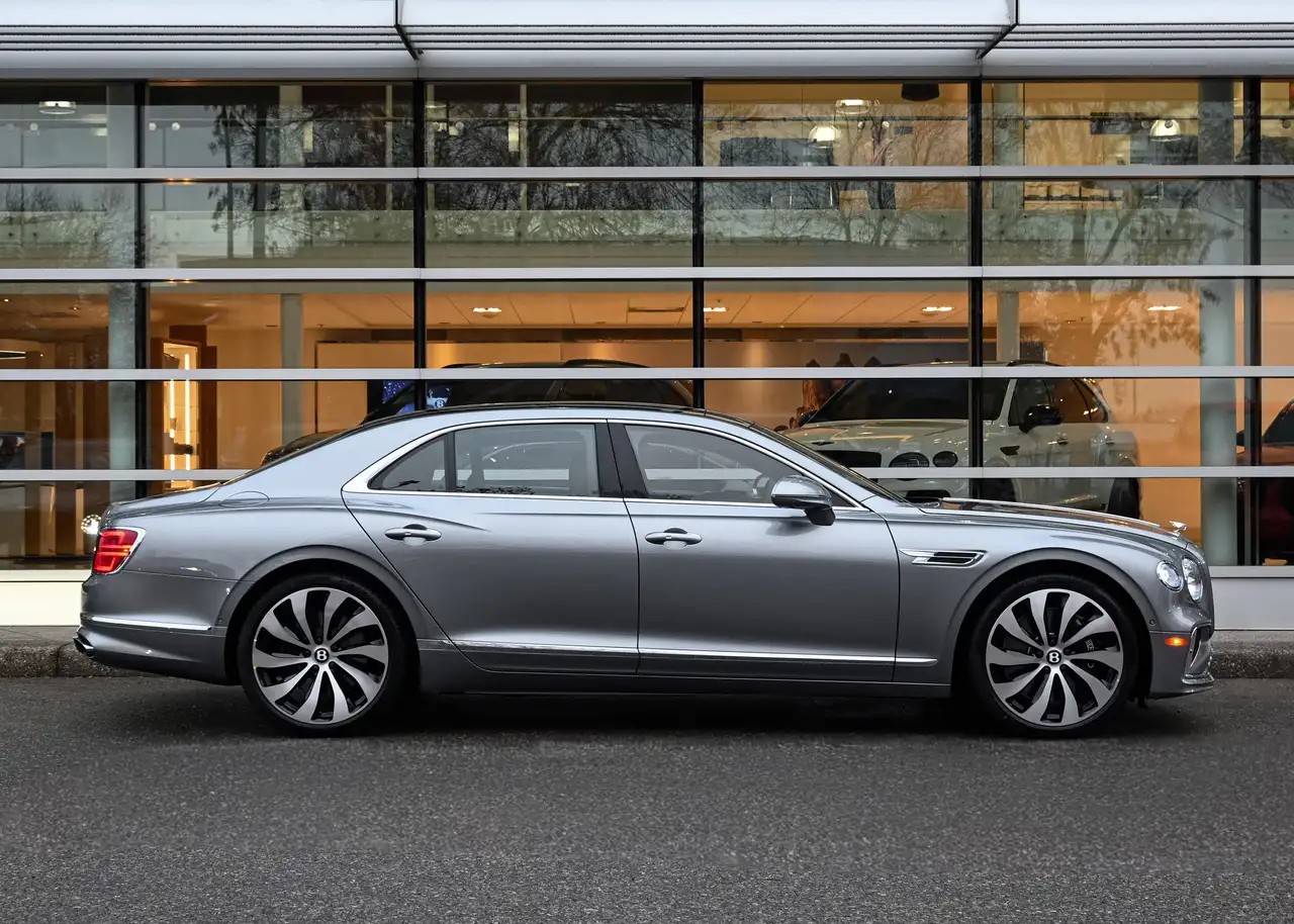 Bentley Flying Spur снимка Bentley Flying Spur