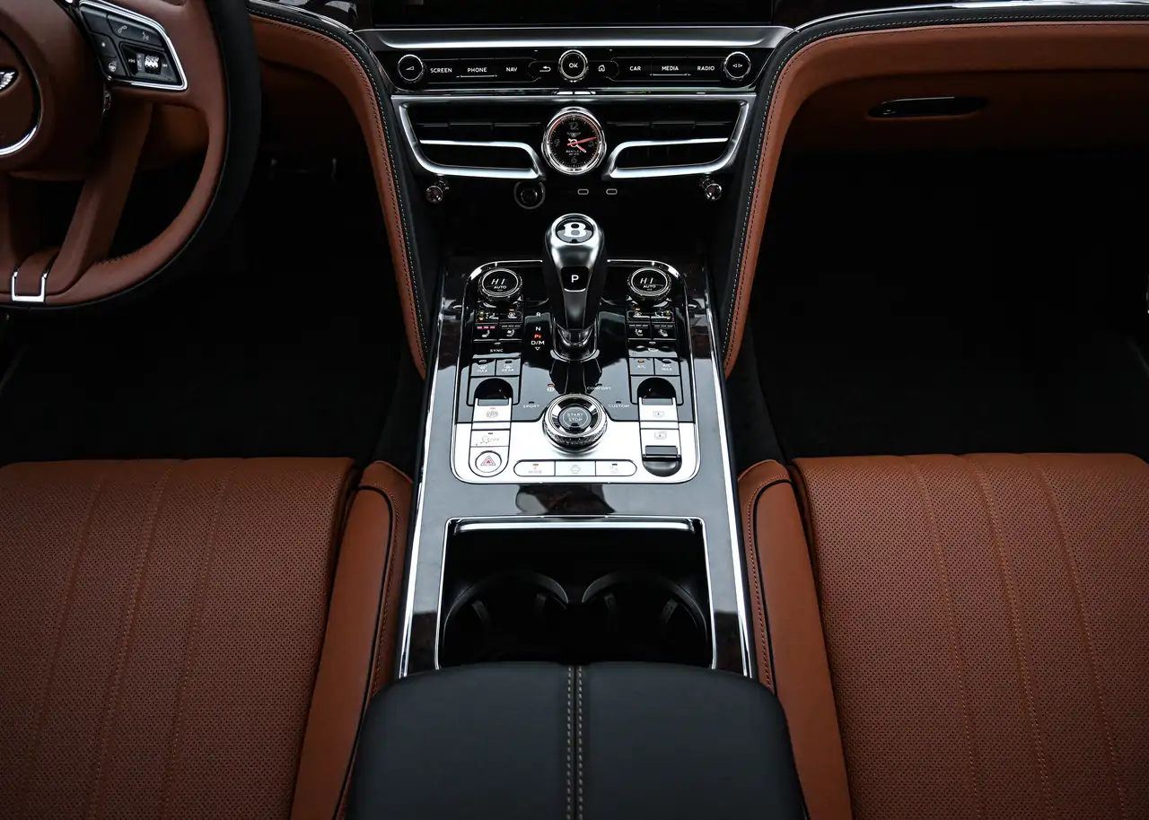 Bentley Flying Spur снимка Bentley Flying Spur