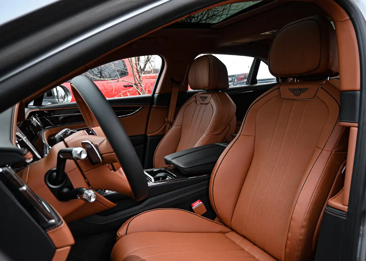 Bentley Flying Spur снимка Bentley Flying Spur