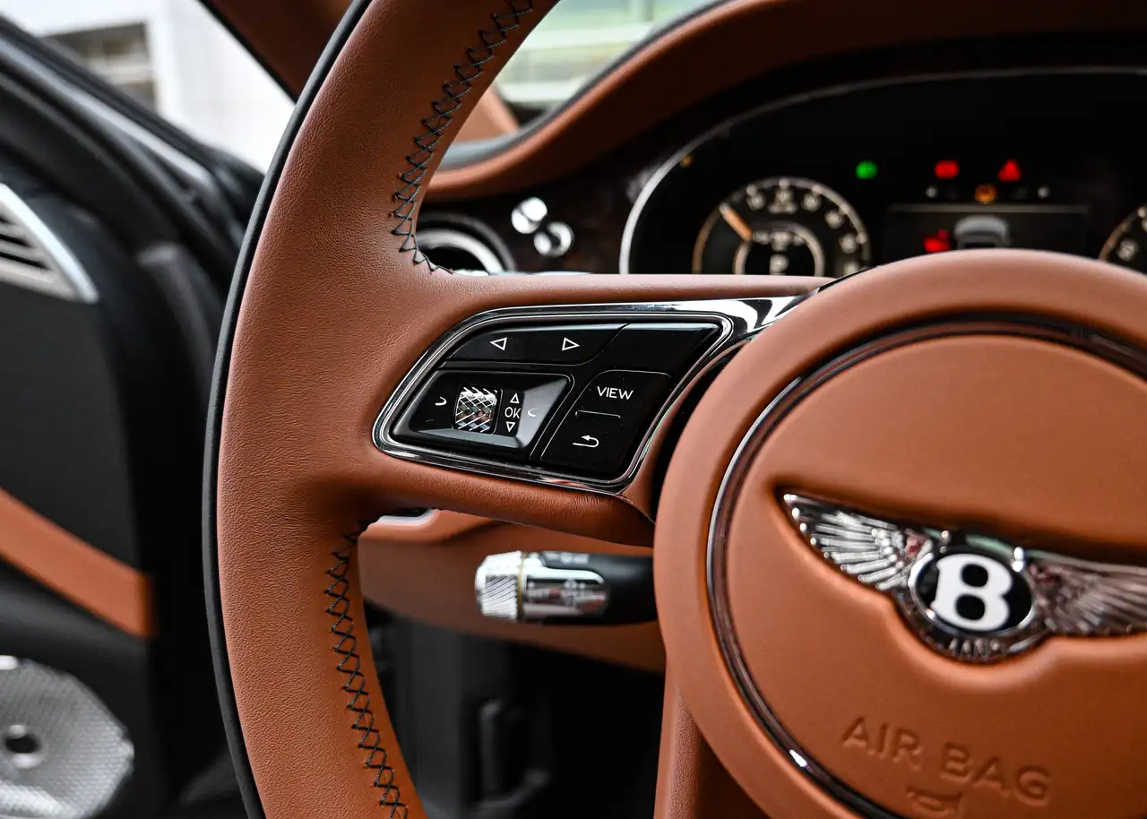Bentley Flying Spur снимка Bentley Flying Spur