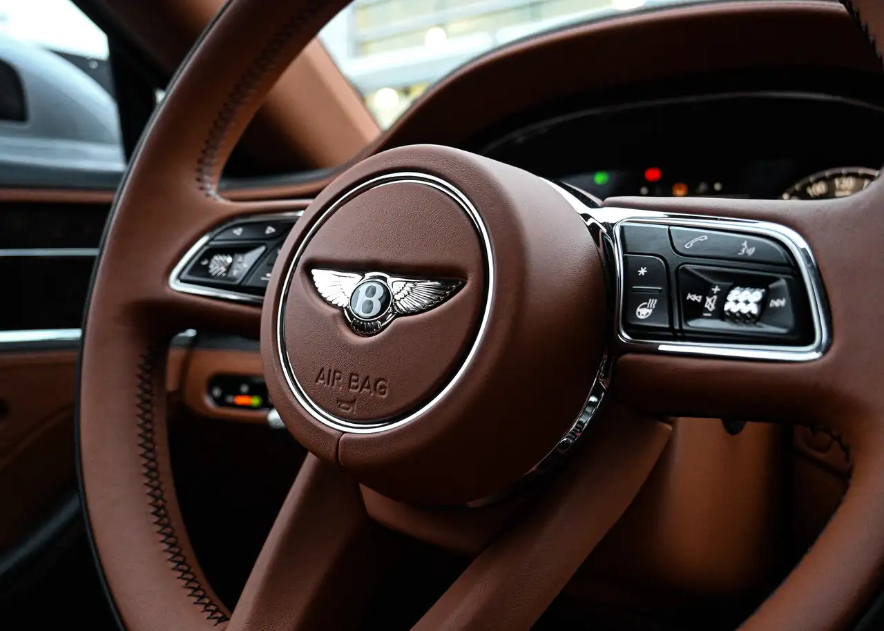 Bentley Flying Spur снимка Bentley Flying Spur