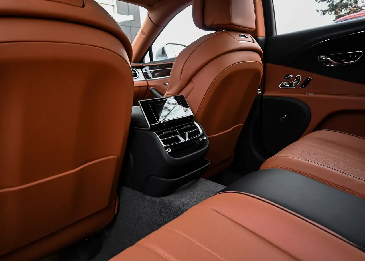 Bentley Flying Spur снимка Bentley Flying Spur