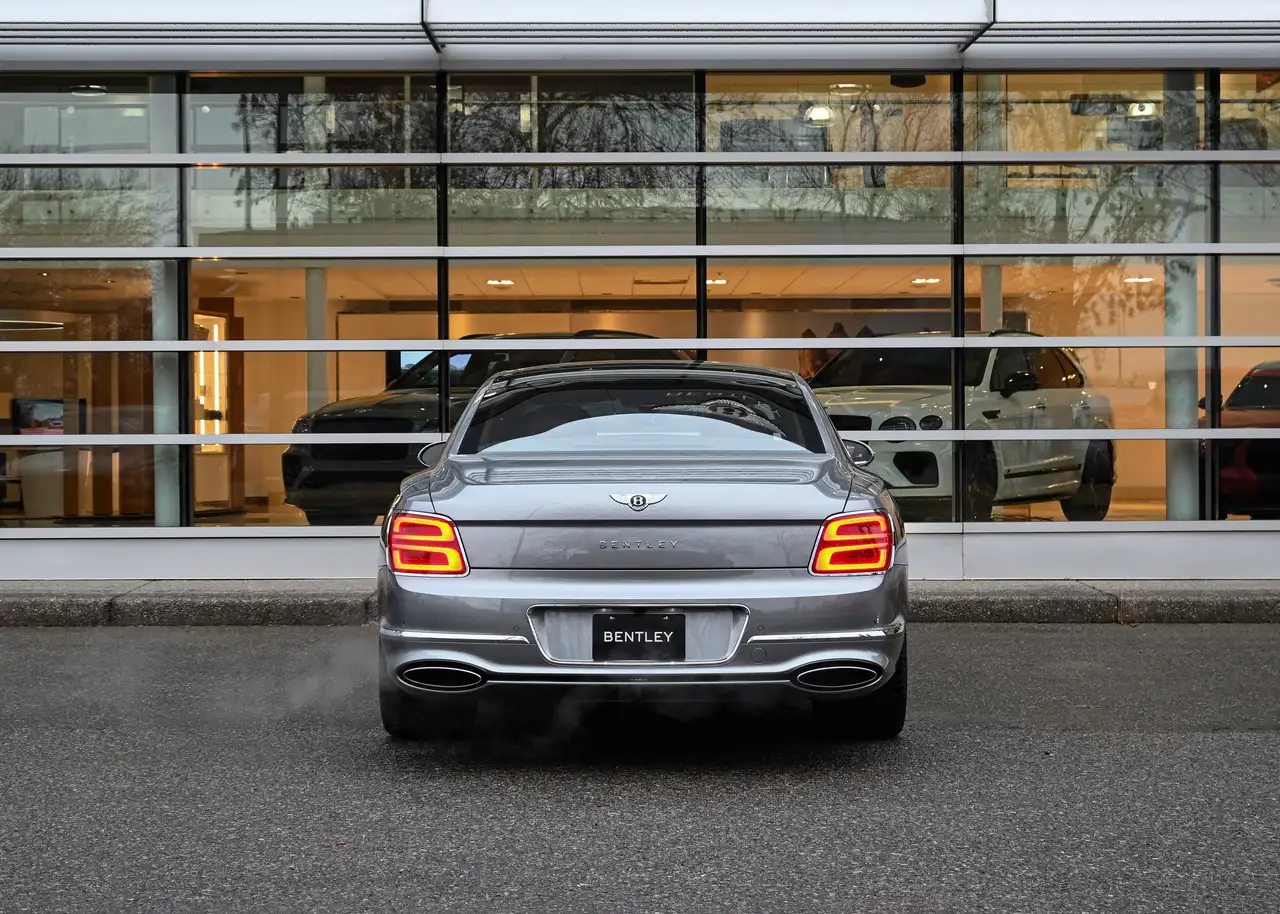 Bentley Flying Spur снимка Bentley Flying Spur