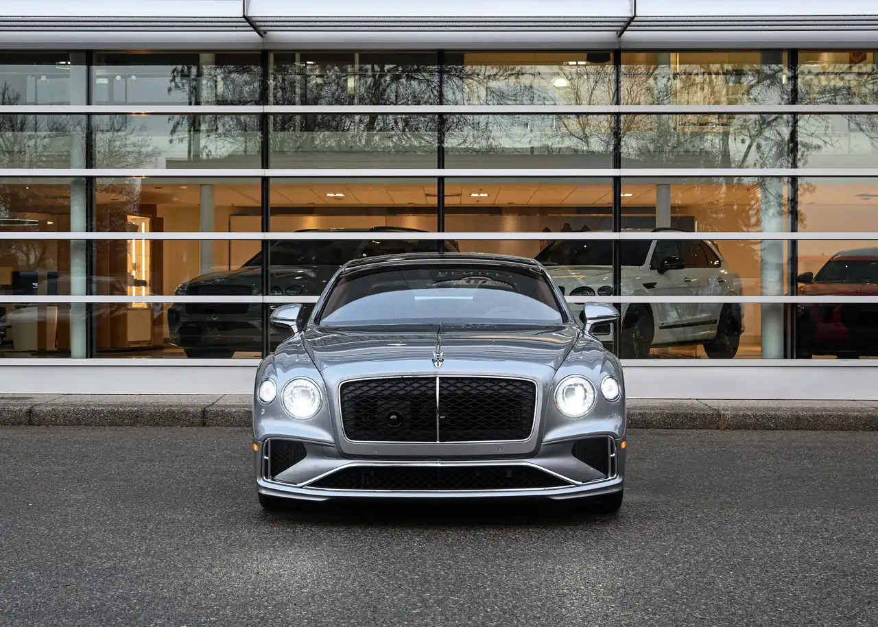 Bentley Flying Spur снимка Bentley Flying Spur