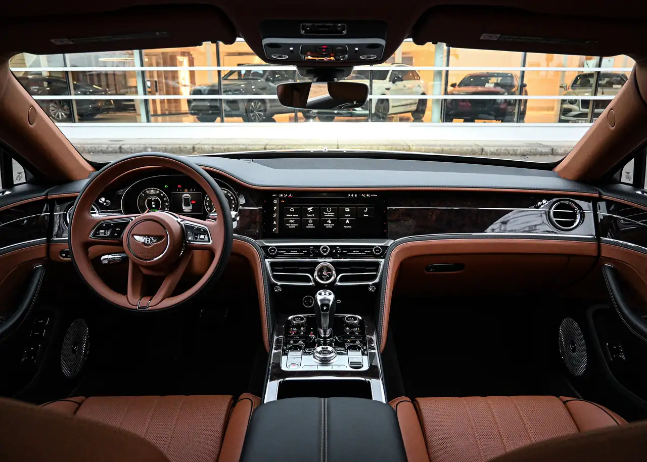Bentley Flying Spur снимка Bentley Flying Spur