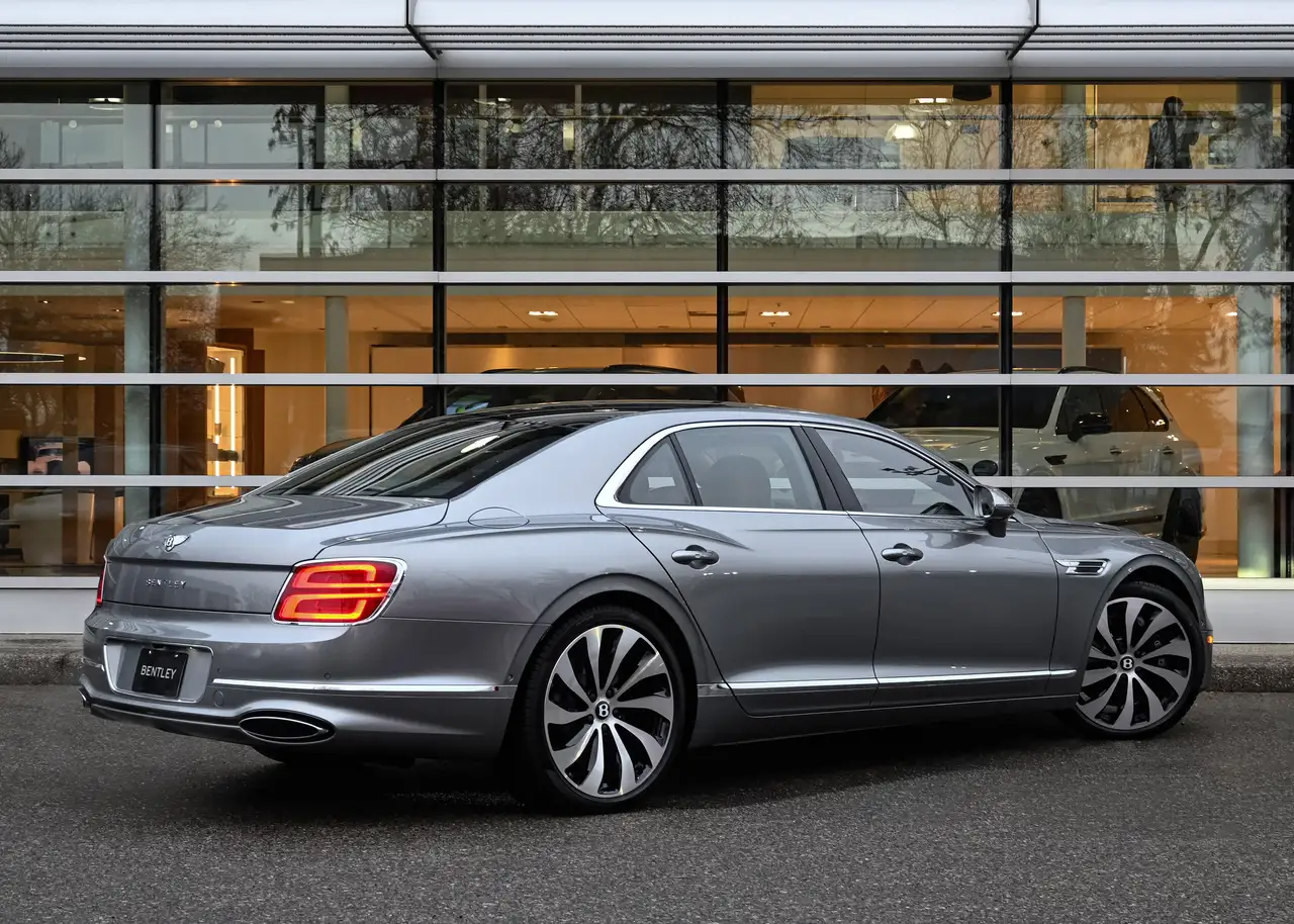 Bentley Flying Spur снимка Bentley Flying Spur