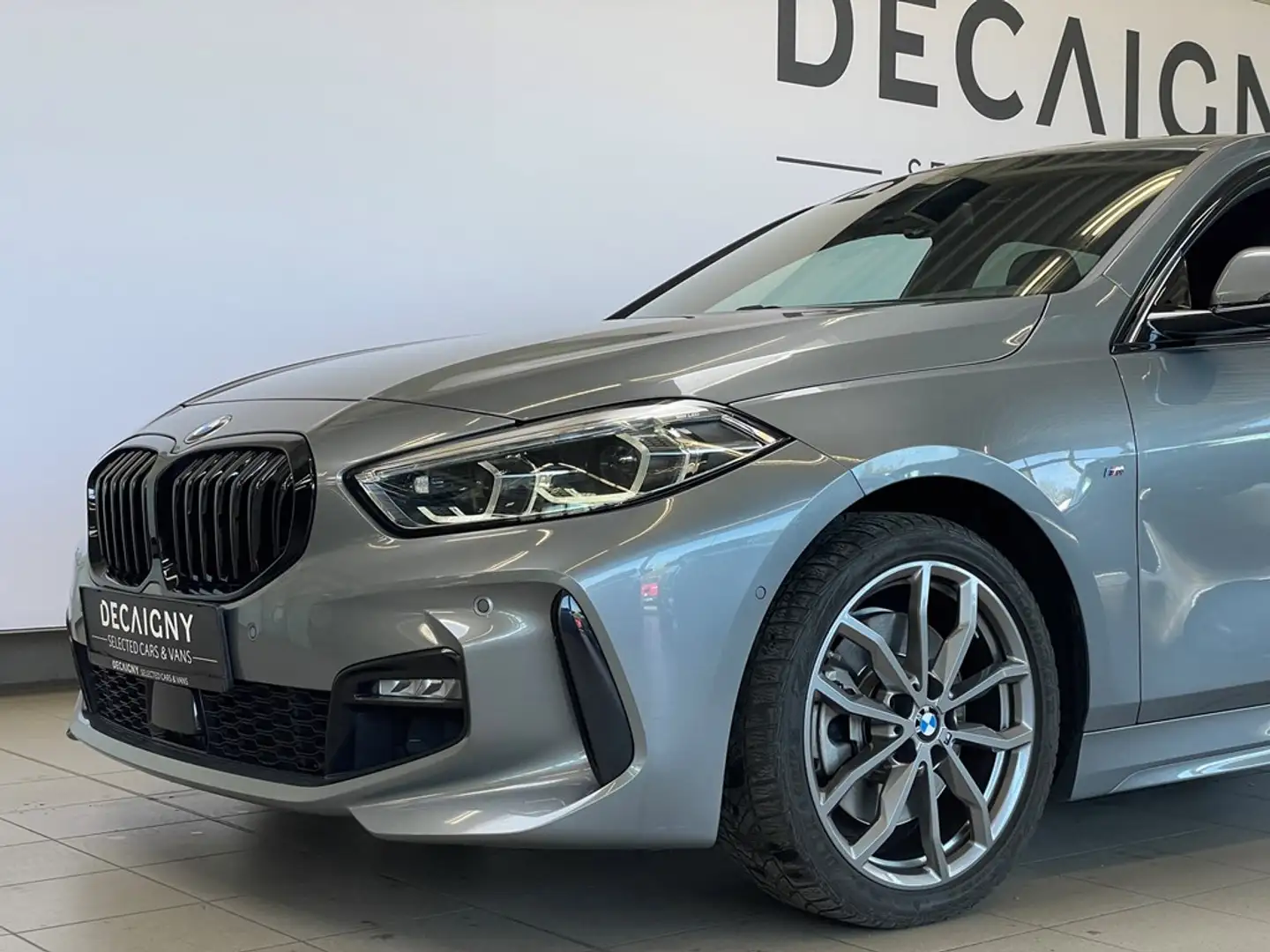 BMW 120 i 2.0 M-Sport *App Connect*Camera*Digital Cockpit Grijs - 2