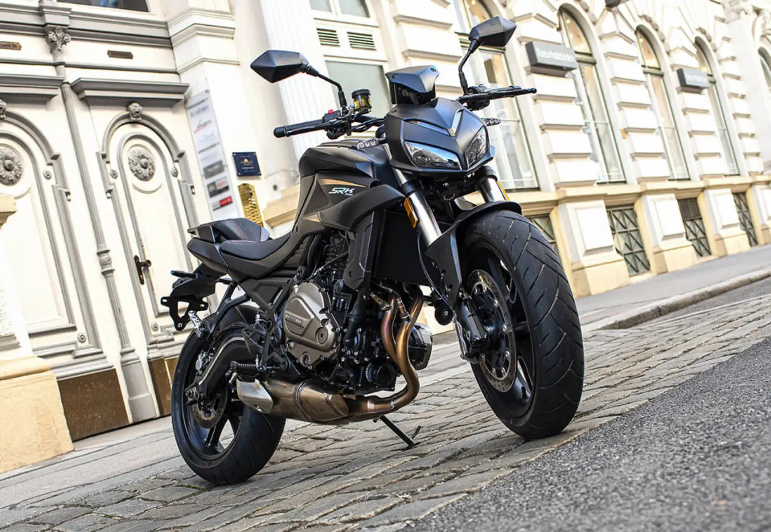 QJ Motor SRK 700 Naked Bike, **Sofort** LED, 3J. Garantie Zwart - 1