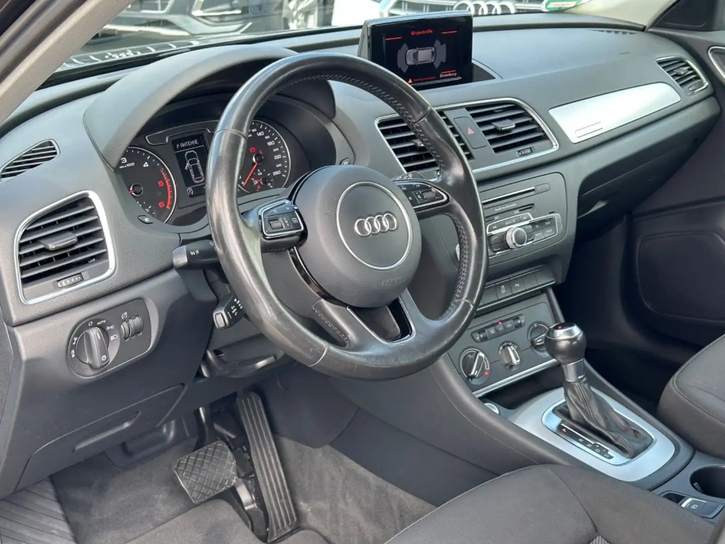 Audi Q3 quattro 1.Hand/Service Audi/Automatik/PDC Grijs - 2