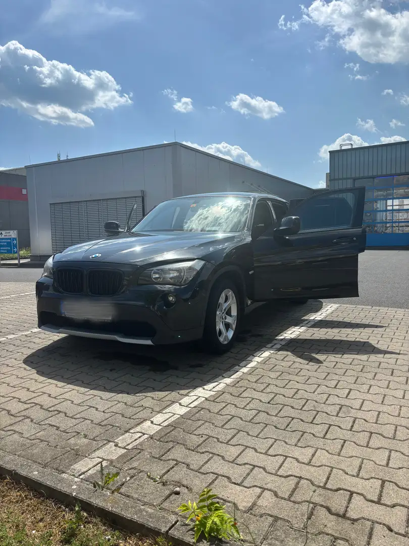 BMW X1 18 i sDrive Schwarz - 1
