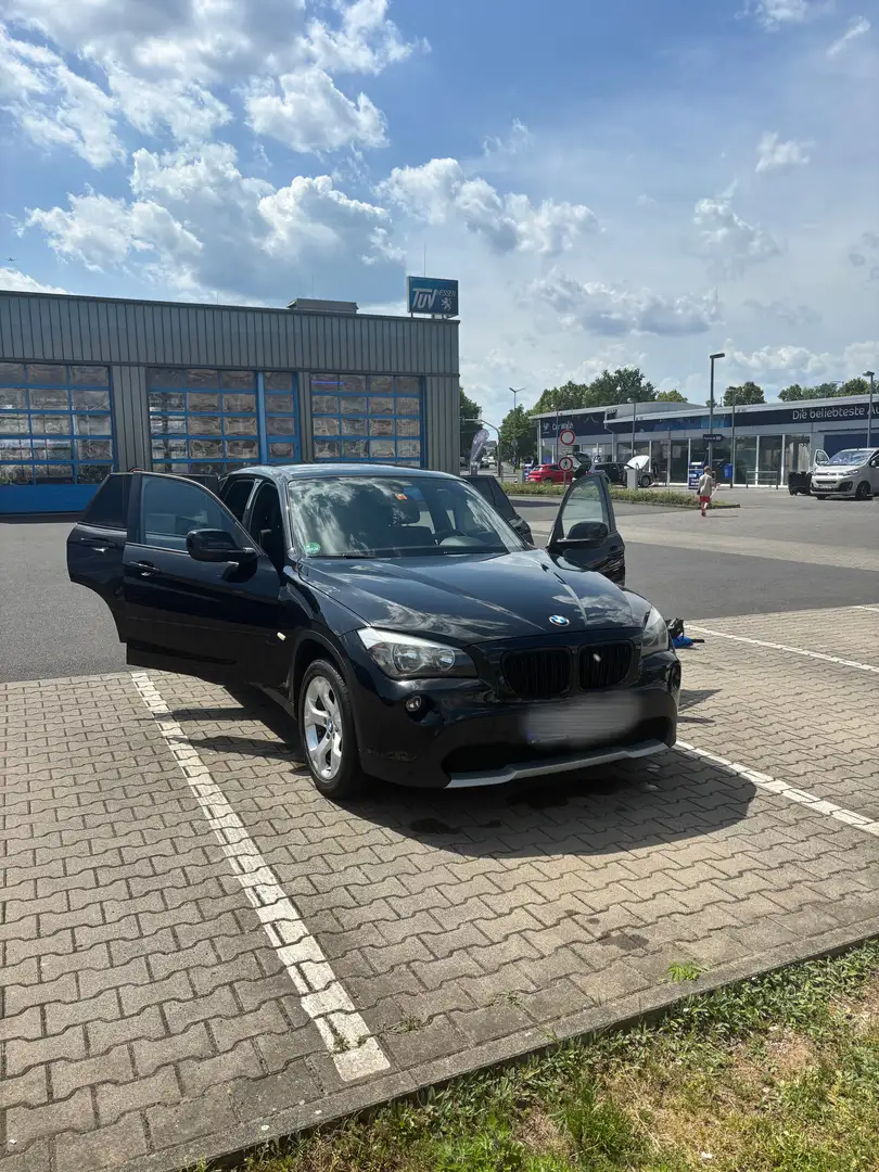 BMW X1 18 i sDrive Schwarz - 2