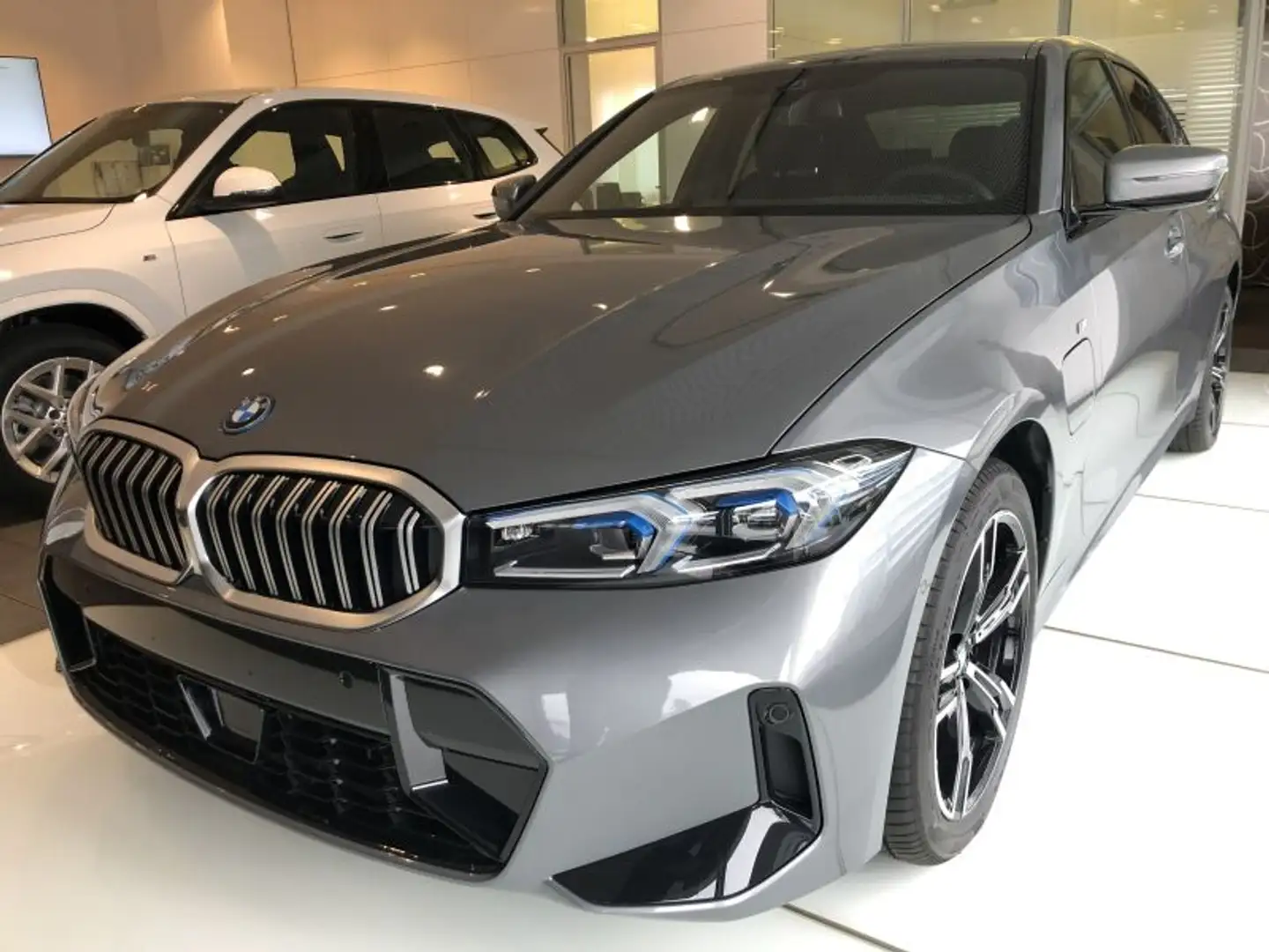 BMW 330 e Limousine M Sportpaket Grau - 2
