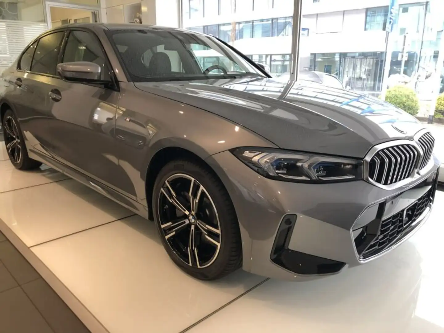 BMW 330 e Limousine M Sportpaket Grau - 1