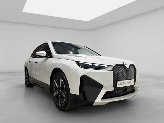 BMW Ix view 3