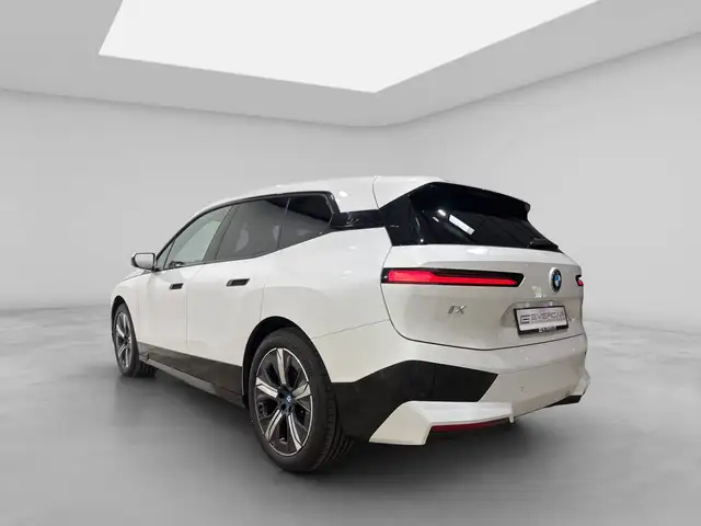 BMW Ix view 6