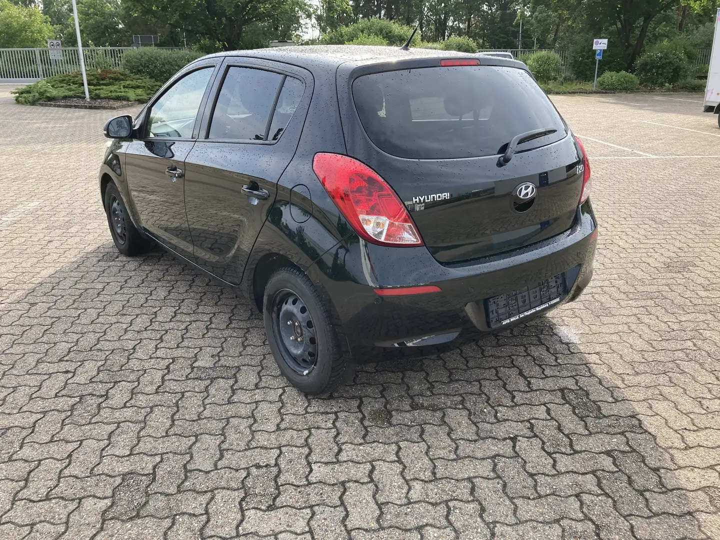 Hyundai i20 1.2 Sonderausstattung GO Schwarz - 2