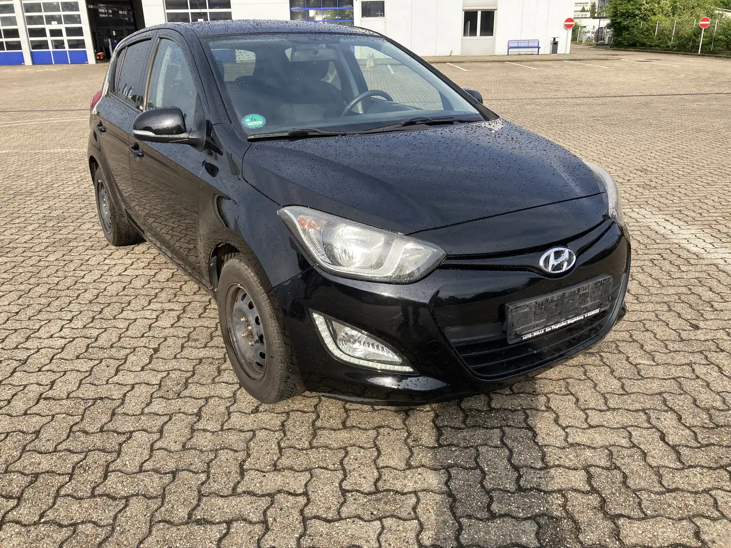 Hyundai i20 1.2 Sonderausstattung GO Schwarz - 1