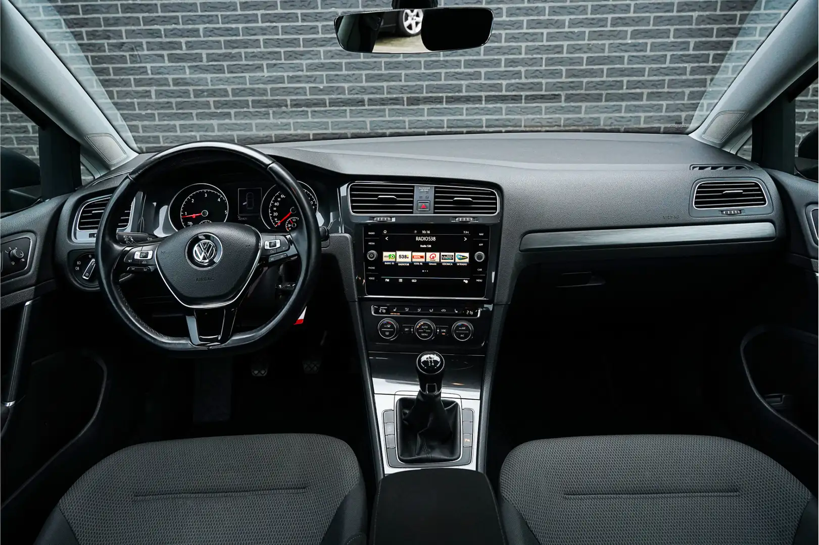 Volkswagen Golf 1.6 TDI Comfortline | Navigatie | DAB+ | Apple car Grijs - 2