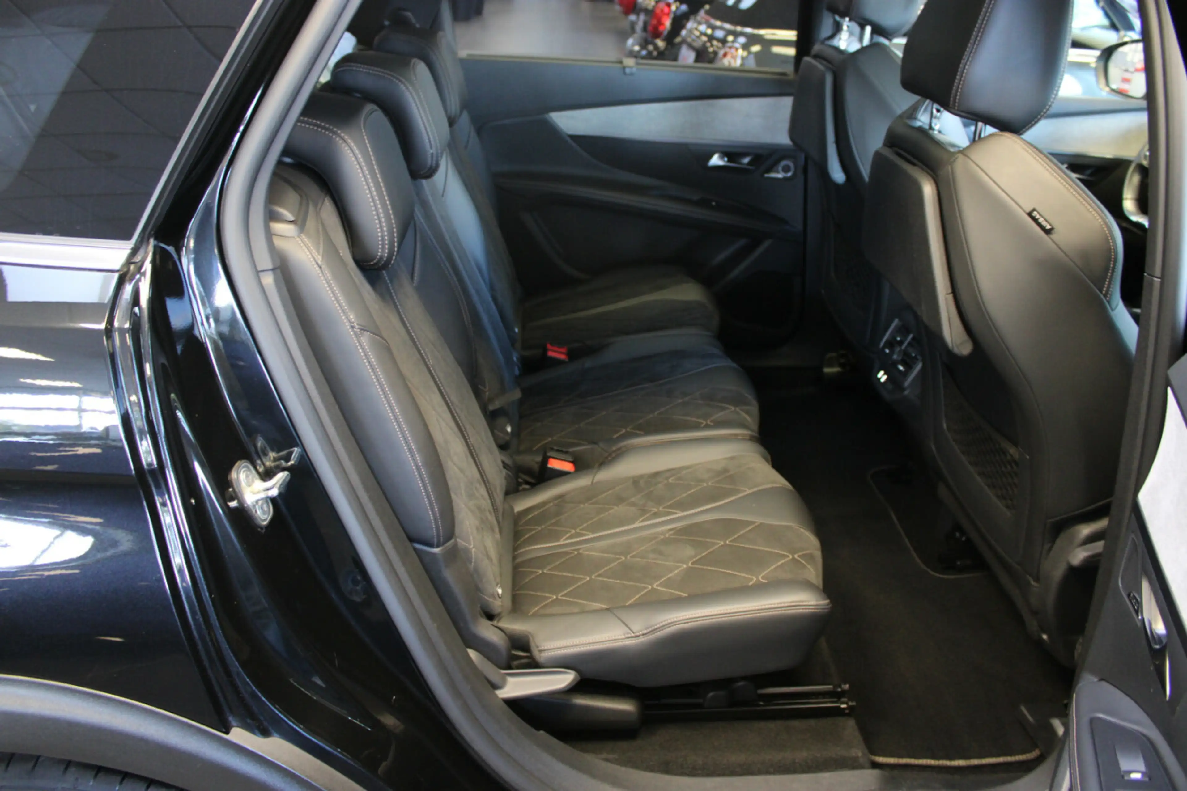 Peugeot 5008 BlueHDi 180 EAT8 GT -7-Sitzer - — photo 14