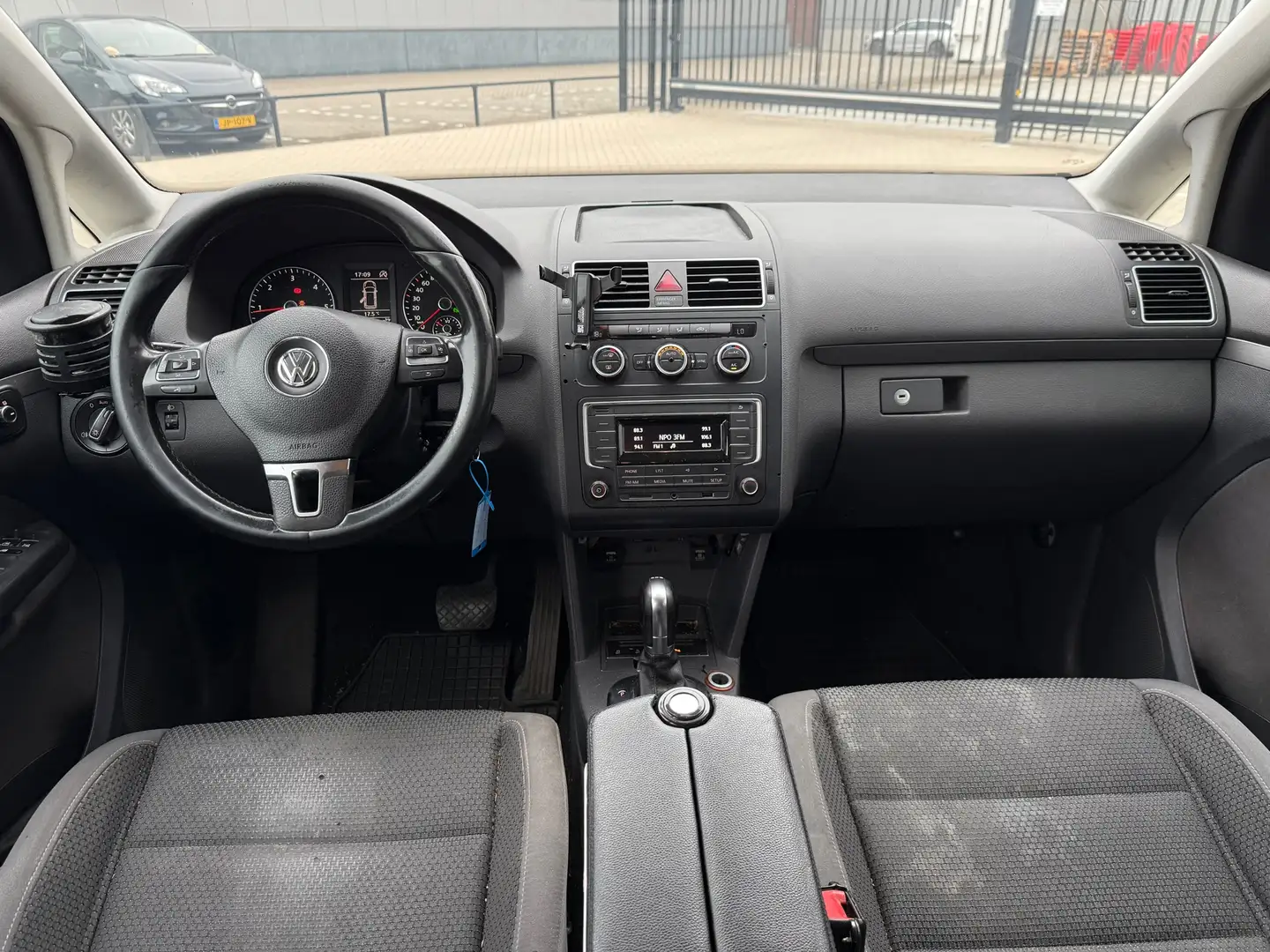 Volkswagen Touran 2.0 TDI Comfortline 140 PK DSG|PDC|USB|TRHK| Wit - 2