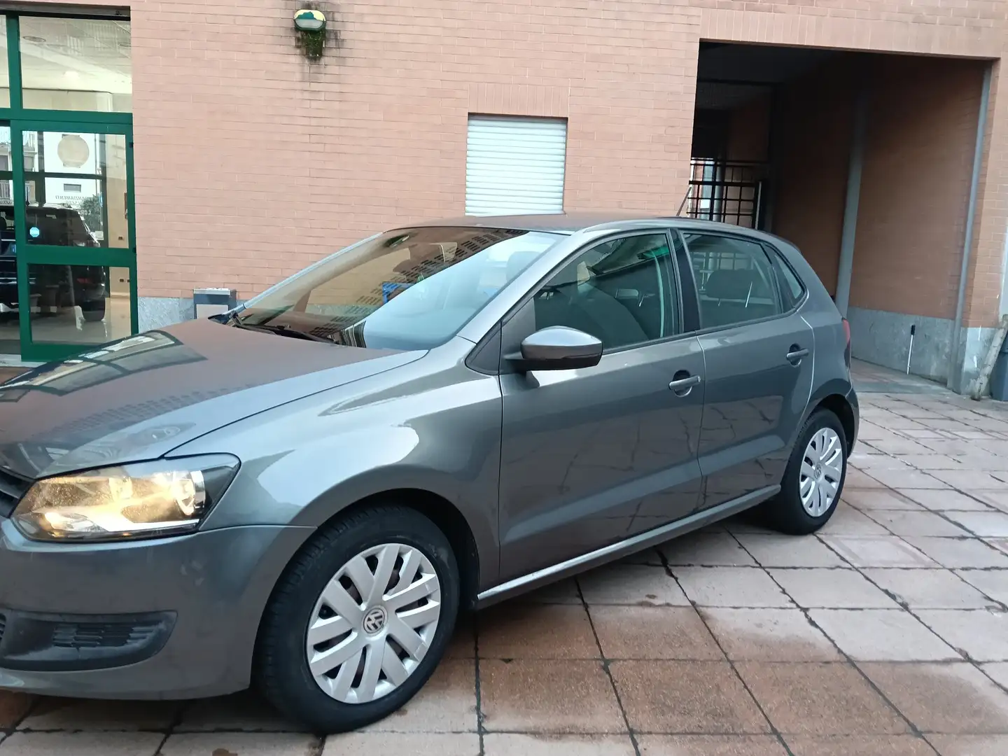 Volkswagen Polo Polo 5p 1.2 Comfortline 70cv Gris - 2