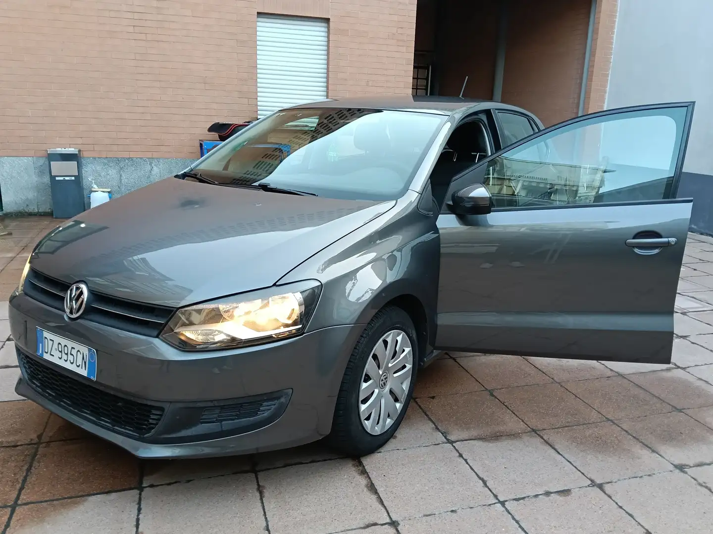 Volkswagen Polo Polo 5p 1.2 Comfortline 70cv Gris - 1